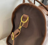 Elegant Leather Travel Bag – Adjustable, Large Capacity Weekend Bag with Zipper Closure and Durable Leather Straps