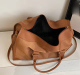 Elegant Leather Travel Bag – Adjustable, Large Capacity Weekend Bag with Zipper Closure and Durable Leather Straps