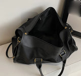 Elegant Leather Travel Bag – Adjustable, Large Capacity Weekend Bag with Zipper Closure and Durable Leather Straps