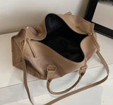 Elegant Leather Travel Bag – Adjustable, Large Capacity Weekend Bag with Zipper Closure and Durable Leather Straps