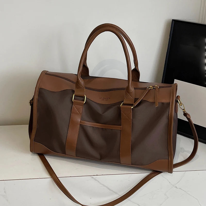 Elegant Leather Travel Bag – Adjustable, Large Capacity Weekend Bag with Zipper Closure and Durable Leather Straps